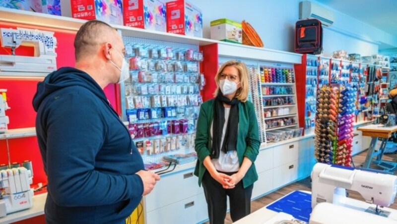 Gewessler (hier in einem Reparatur-Shop) sagt jetzt auch dem fragwürdigen Export von Elektroschrott den Kampf an. (Bild: BMK)