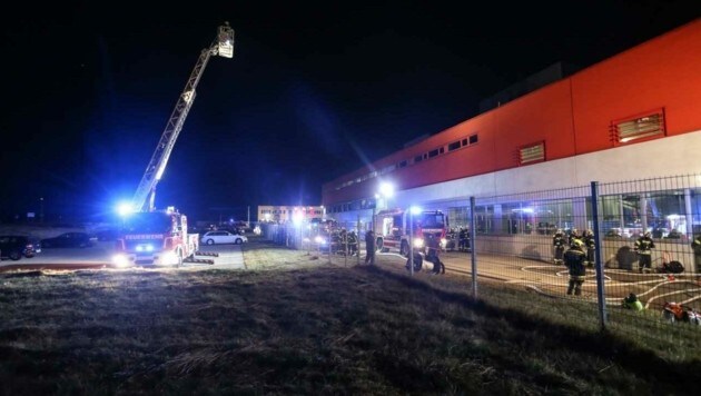 Großeinsatz beim Brand in der Großbäckerei in Altheim (Bild: Daniel Scharinger)
