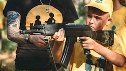 Eines der Fotos, die in sozialen Medien kursieren und beweisen sollen, dass in der Ukraine Kindersoldaten ausgebildet würden. Dass das Foto nicht in den vergangenen Wochen entstanden sein kann, ist angesichts der Kleidung offensichtlich. (Bild: facebook.com/mooniepme.goddessyoni)