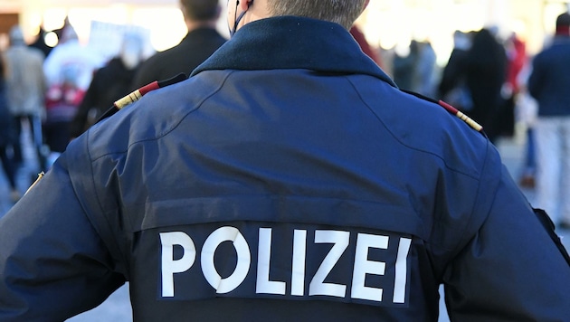 Ein Polizist wurde auf einer Inspektion in Klagenfurt als Sparschweindieb überführt. Die Konsequenzen: Entlassung – der Beamte arbeitet nun als Pizzabote. (Bild: Huber Patrick)