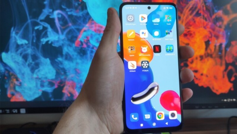 Das Redmi Note 11 liegt durch seine kompaktere Größe besser in der Hand. (Bild: Dominik Erlinger)