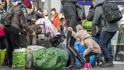 Flüchtlinge aus der Ukraine am Wiener Hauptbahnhof (Bild: APA/TOBIAS STEINMAURER)