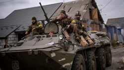 Ukrainische Soldaten nahe Kiew (Bild: AP)