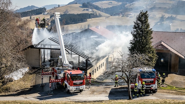 In Maria Neustift half der Wind mit, dass sich dieses Feuer auf einem Bauernhof nicht weiter ausbreiten konnte. (Bild: Kerschbaummayr Werner)