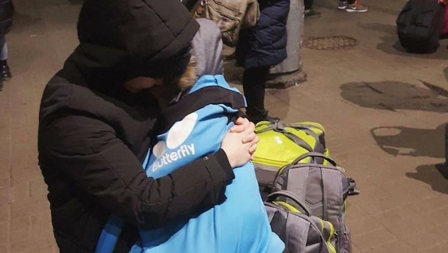 Magaryta Pesotska mit ihrem unter einer blauen Jacke schlafenden Söhnchen (5) auf der Flucht. (Bild: zVg)