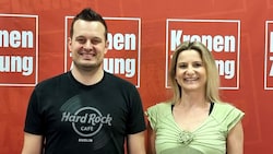 Astrid Hillepold-Schmoliner bei Podcaster Patrick Jochum im „Krone“-Studio. (Bild: zVg/JOMO KG)