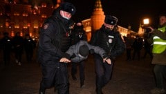 Seit russische Truppen am 24. Februar die Ukraine angegriffen haben, gehen Russen dagegen auf die Straße. Die Polizei geht immer härter vor, Tausende Demonstranten wurden festgenommen. (Bild: APA/AFP/NATALIA KOLESNIKOVA)