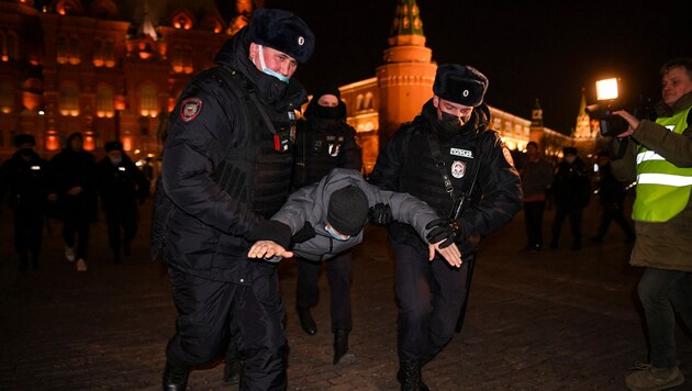 Seit russische Truppen am 24. Februar die Ukraine angegriffen haben, gehen Russen dagegen auf die Straße. Die Polizei geht immer härter vor, Tausende Demonstranten wurden festgenommen. (Bild: APA/AFP/NATALIA KOLESNIKOVA)