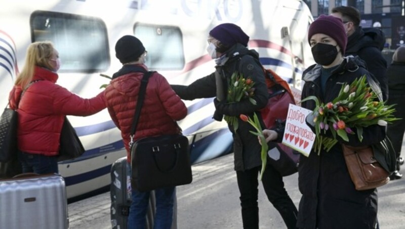 Mit Blumen und Willkommensschildern werden Russen in Helsinki empfangen. (Bild: APA/AFP/Lehtikuva/Emmi Korhonen)