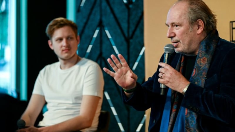 Oleksandr Lysiuk und Hans Zimmer beantworteten gemeinsam Fragen der Journalisten. (Bild: Britta Pedersen / dpa / picturedesk.com)