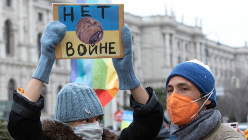 „Nein zum Krieg“: Demonstration gegen die Invasion in die Ukraine in Wien (Bild: APA/AFP/ALEX HALADA)