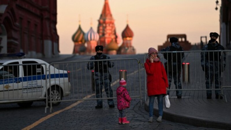 Polizei in Moskau sperrt den Roten Platz, um Versammlungen zu verhindern. (Bild: APA/AFP/Kirill KUDRYAVTSEV)