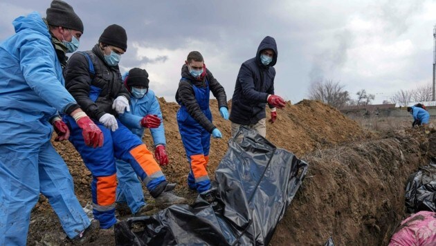 Mariupol beerdigt seine Toten mittlerweile in einem Massengrab außerhalb der Stadt. (Bild: AP)