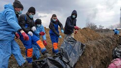 Mariupol beerdigt seine Toten mittlerweile in einem Massengrab außerhalb der Stadt. (Bild: AP)