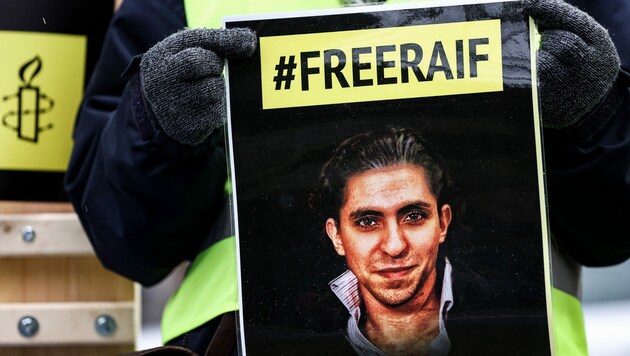 Jahrelang wurde weltweit für die Freiheit Badawis demonstriert. (Bild: APA/AFP/Kenzo TRIBOUILLARD)