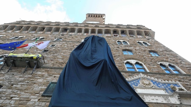 Die David-Statue auf der Piazza della Signoria in Florenz ist derzeit aus Solidarität mit der Ukraine in ein schwarzes Tuch gehüllt. (Bild: EPA)
