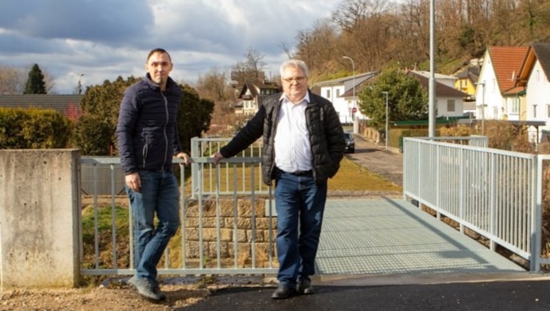 Einig: SPÖ-Vize Markus Weigl aus Persenbeug und Buchberger zeigen die neue Fußgängerbrücke, wo einst die Donauuferbahn querte. (Bild: SCHINDLER KLAUS)