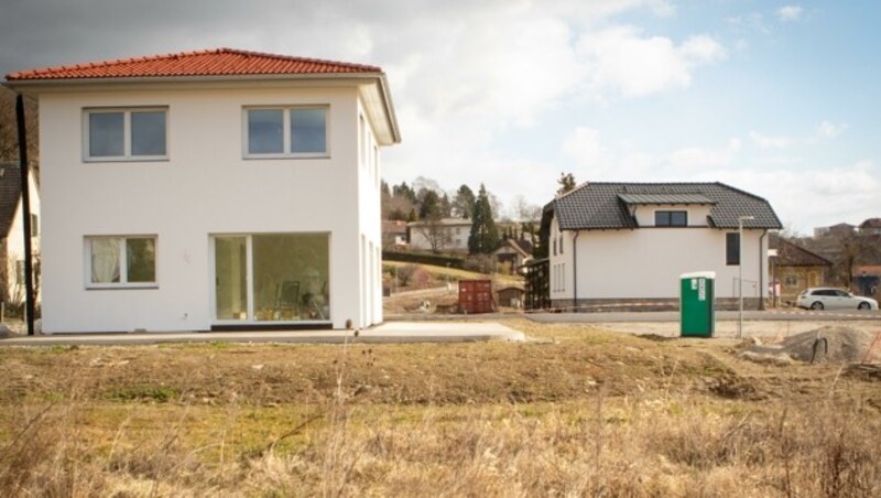 Zwischen dem Haus und dem ehemaligen Bahnhofsgebäude (re.) verliefen einst die Gleise. (Bild: SCHINDLER KLAUS)