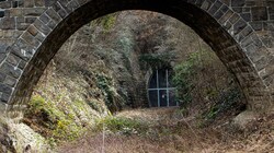 Wo die 19 Kilometer lange Trasse noch nicht weggerissen wurde, ist sie stark verwachsen und die Tunnel sind versperrt und vergittert. (Bild: SCHINDLER KLAUS)