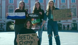 Klimaaktivistinnen wollen in NÖ mobilisieren: Alina Koller, Rebecca Amberger, Flora Peham und Frida Fliegenschnee. (Bild: FFF NÖ)