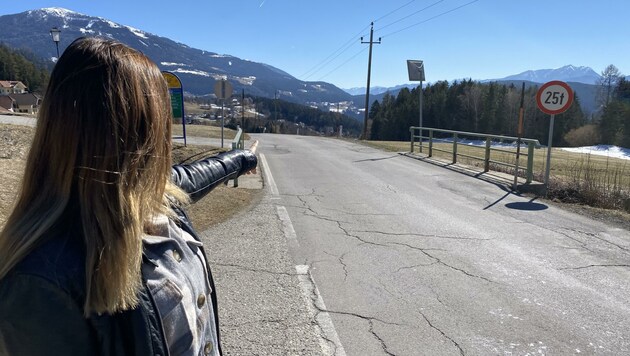 Direkt vor der Busstation auf der L17 in Görtschach beeinträchtigt eine Kuppe die Sicht. Michaela Steiner fordert zudem eine sichere Ausstiegsstelle für Schüler. (Bild: Elisa Aschbacher)