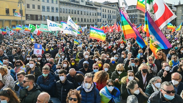 Rund 20.000 Personen nahmen an einer Demonstration für den Frieden in Florenz teil. (Bild: AFP)