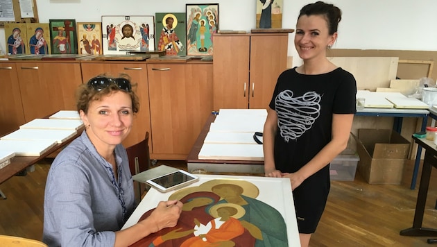 Im ukrainischen Lemberg erlernte Künstlerin Judith Zillich (li.) 2018 das Ikonenmalen von ihrer Lehrerin Mariana. (Bild: Judith Zillich)