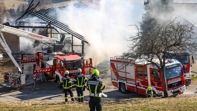 Das Wirtschaftsgebäude brannte völlig aus. (Bild: laumat.at/Matthias Lauber)