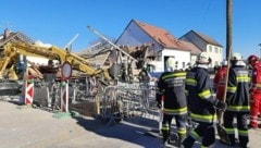 Einsatzkräfte beim zerstörten Haus (Bild: APA/BFKDO GNSERNDORF)