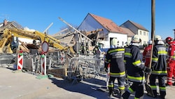 Einsatzkräfte beim zerstörten Haus (Bild: APA/BFKDO GNSERNDORF)