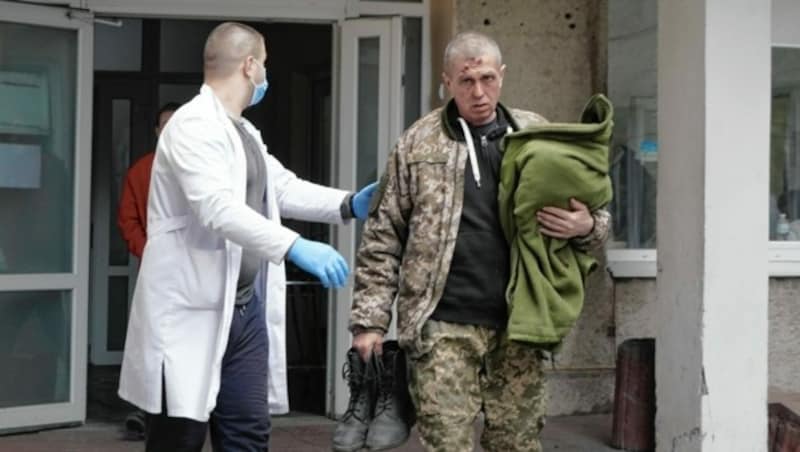 Ein verletzter Soldat nach dem Raketenangriff auf das Ausbildungszentrum (Bild: Sepp Pail)