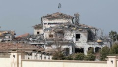 Dieses Gebäude wurde beim Raketenangriff in der Nacht zerstört. (Bild: APA/AFP/SAFIN HAMED)