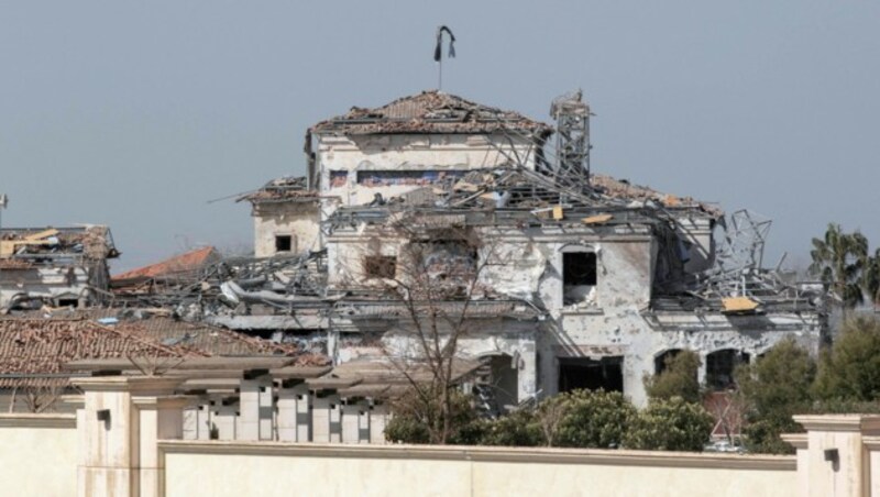 Dieses Gebäude wurde beim Raketenangriff in der Nacht zerstört. (Bild: APA/AFP/SAFIN HAMED)