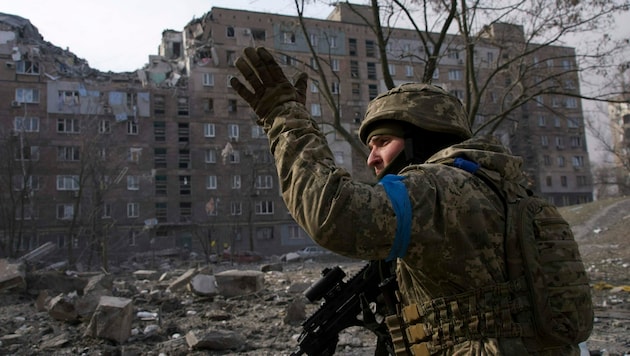 Ein ukrainischer Soldat in Mariupol (Bild: AP)