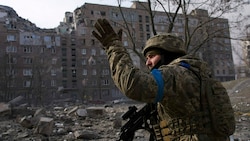 Ein ukrainischer Soldat in Mariupol (Bild: AP)
