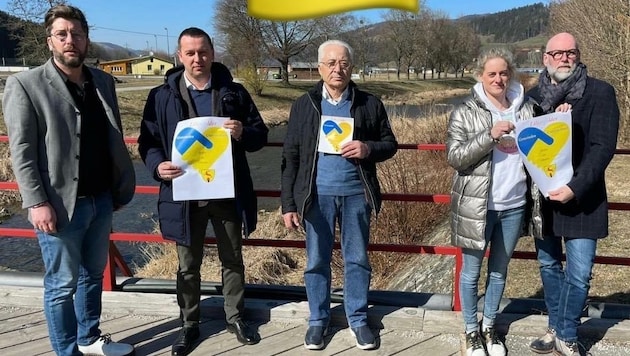 Emotionales Treffen in St. Veit an der Gölsen: Vertreter der österreichisch-ukrainischen Gemeinschaft mit Fischer (li.). (Bild: Lilienfelder Gemeinden und Unternehmen helfen der Ukraine)