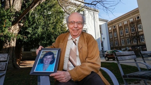 Manfred Fischer mit einem Bild seiner verstorbenen Frau Karin –13 Jahre hatte sie Demenz (Bild: Tschepp Markus)