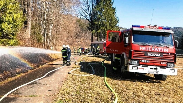 52 Mann von vier Feuerwehren bekämpften die Flammen. (Bild: FF Edelstauden)