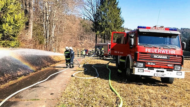 52 Mann von vier Feuerwehren bekämpften die Flammen. (Bild: FF Edelstauden)