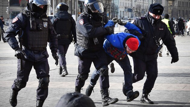 Bei Demonstrationen gegen den Krieg in der Ukraine kam es in Russland zu 800 Festnahmen alleine am Sonntag. (Bild: AFP)