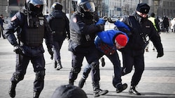 Bei Demonstrationen gegen den Krieg in der Ukraine kam es in Russland zu 800 Festnahmen alleine am Sonntag. (Bild: AFP)
