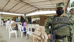 Ein kolumbianischer Soldat, der ein Wahllokal am Wochenende bewachte. (Bild: AFP)