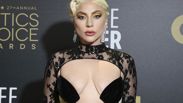 Lady Gaga schritt im offenherzigen Kleid über den Red Carpet bei den Critics Choice Awards. (Bild: Invision)