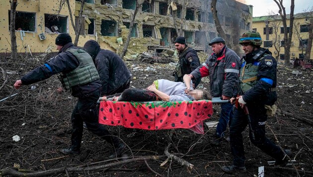 Die schwangere Frau überlebte zwar den Angriff auf eine Entbindungsklinik in Mariupol, verstarb aber wenig später im Krankenhaus. (Bild: AP, Krone KREATIV)