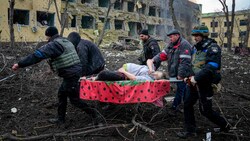 Die schwangere Frau überlebte zwar den Angriff auf eine Entbindungsklinik in Mariupol, verstarb aber wenig später im Krankenhaus. (Bild: AP, Krone KREATIV)