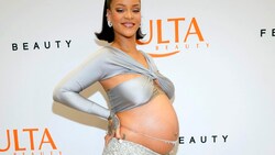 Rihanna schmückt ihren Babybauch. (Bild: Messika/Photo by Kevin Mazur/Getty Images for Fenty Beauty by Rihanna)