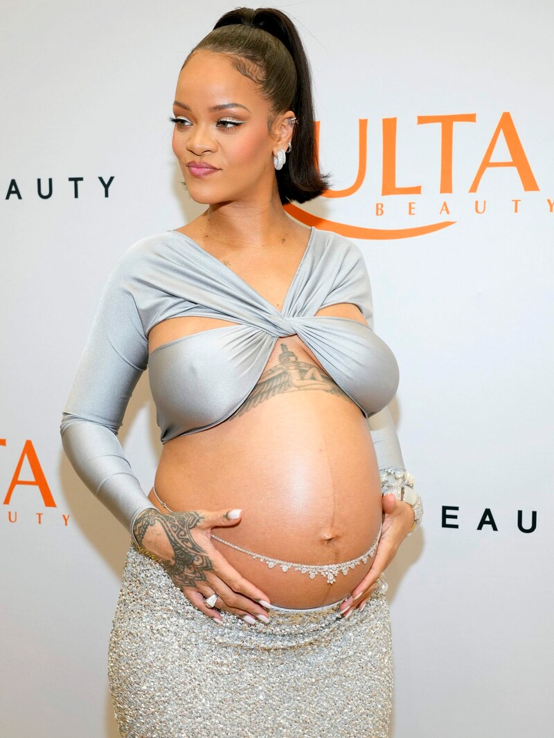 Rihanna schmückt ihren Babybauch mit einer eigens für sie kreierten Bauchkette von Messika. (Bild: Messika/Photo by Kevin Mazur/Getty Images for Fenty Beauty by Rihanna)