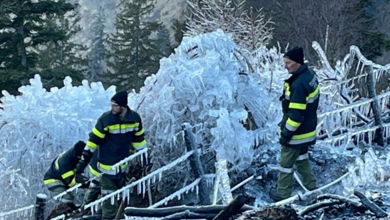 Die Sprinkleranlagen verwandelten den Einsatzort in eine Eislandschaft. (Bild: FF Mühldorf)