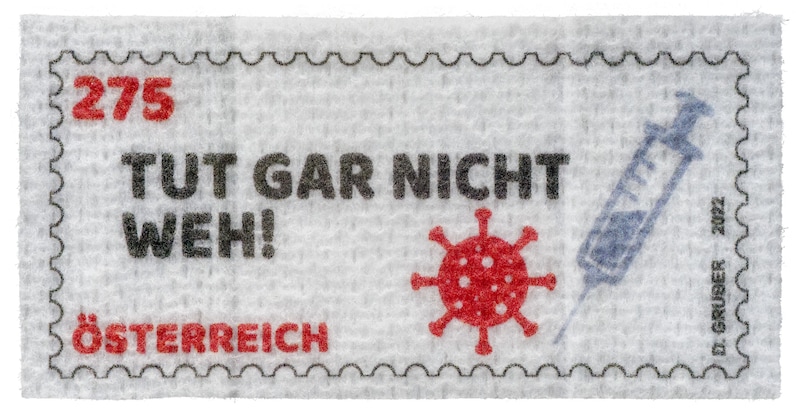 Die dritte Corona-Briefmarke ist ein echtes Pflaster, sie kann auf Briefe oder Oberarme geklebt werden. (Bild: Wolfgang Stecher)