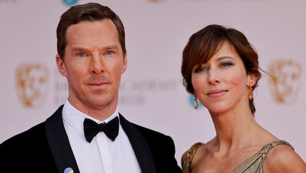 Benedict Cumberbatch und seine Frau Sophie Hunter posieren am roten Teppich der BAFTA British Academy Film Awards in London. (Bild: APA/Photo by Tolga Akmen/AFP)